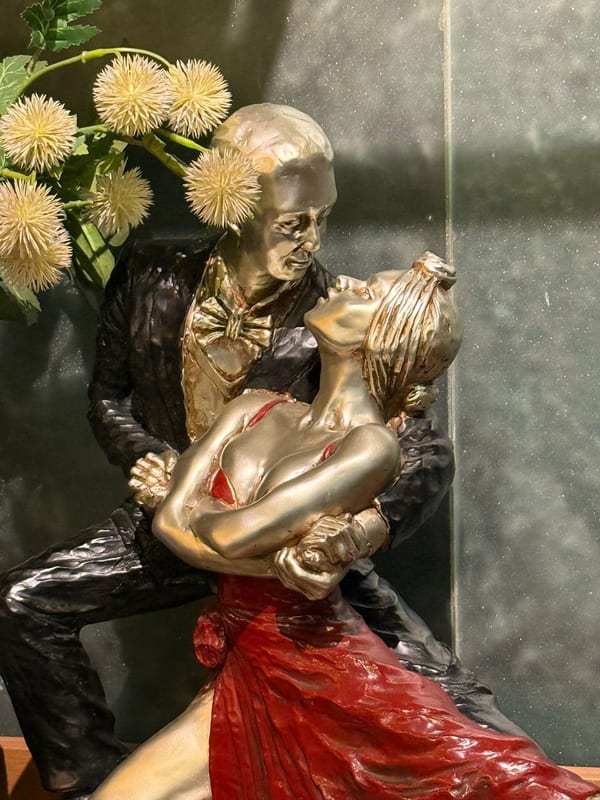 A statue of a couple dancing the tango